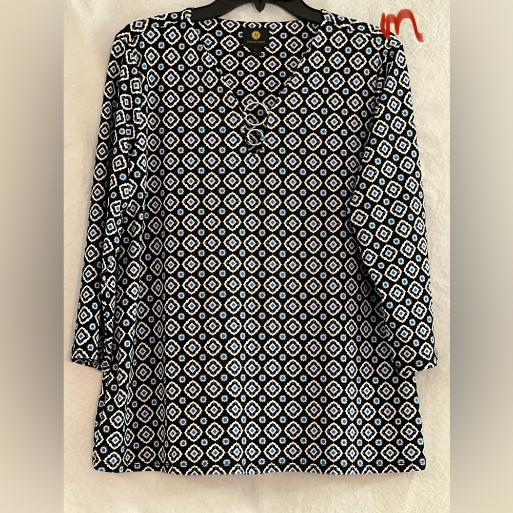 LADIES BLACK TOP WITH WHITE & AQUA DESIGNS